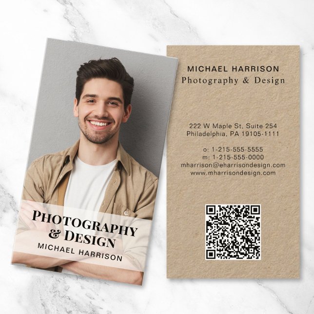 Cartão De Visita Papel Kraft de foto de código QR profissional (Make connections and leave a lasting impression with our modern QR code and photo business card)