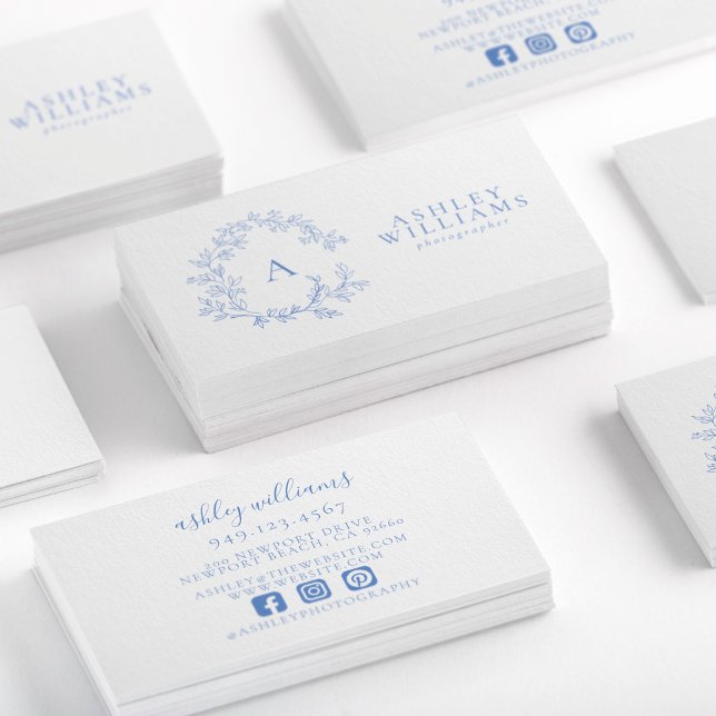 Cartão De Visita Pastel Blue Monograma Floral Crest Professional (Criador carregado)