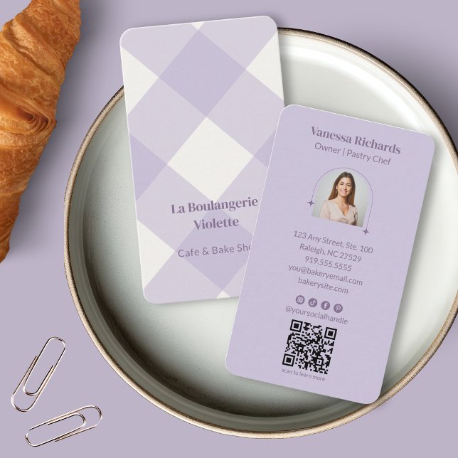 Cartão De Visita Pastel Purple Gingham Bakery Vertical QR Photo (Criador carregado)