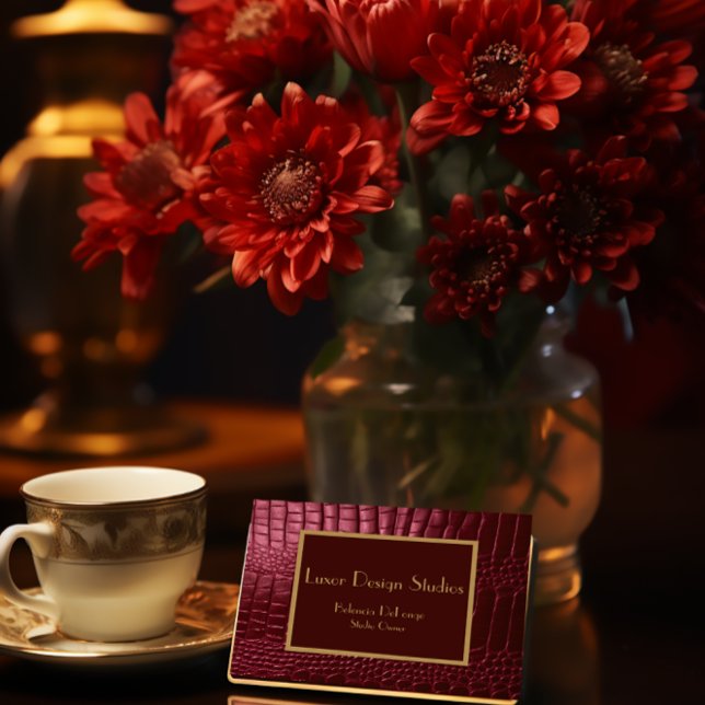 Cartão De Visita Personalizado de Crocodilo Faux Burgundy Professio (Elegant Faux Crocodile Pattern Business Card in Burgundy)