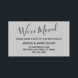 Cartão De Visita Placa de Cinza Leve Elegante e Mínima "Nós Movemos<br><div class="desc">Mantenha seus amigos e familiares atualizados com seu novo endereço usando esses cartões de gabinete simples e elegantes. As notas versáteis leram "Nós nos movemos" na frente e "Fique em contato!" na parte de trás, usando uma fonte moderna, casual, escrita à mão. Use os campos modelo para adicionar todos os...</div>