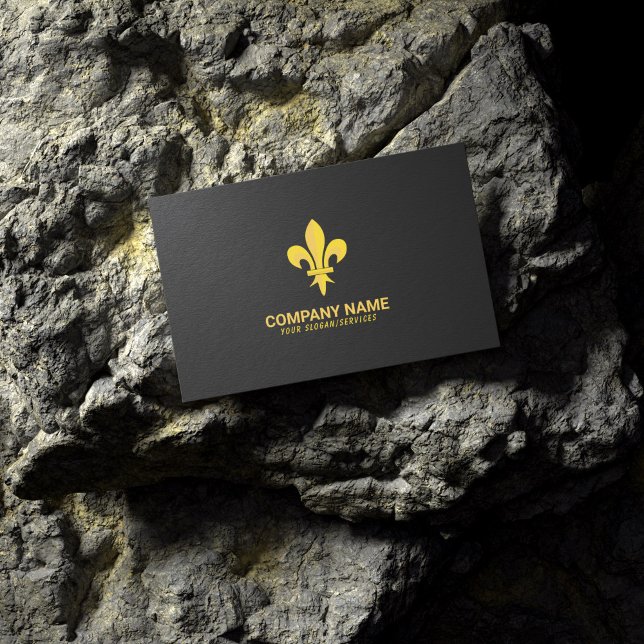 Cartão de visita preto com Fleur de Lis Dourado (Gold Fleur de Lis on Black Business Card lying on a rock)