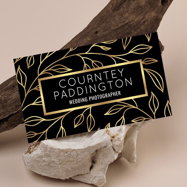 Cartão De Visita Preto Elegante e Dourado Floral Moderno Profission (Elegant black and gold business cards with floral background & faux gold effects)