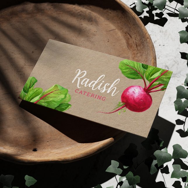 Cartão De Visita Produtos Nutricionais Personalizáveis Papel Kraft (Vibrant watercolor radishes on a kraft  cardboard paper business card for nutritionist or caterer.)