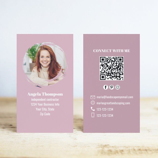 Cartão de Visita QR Code Foto Rosa Conecte-se Comi (Pink QR Code business card template. with social media icons.)