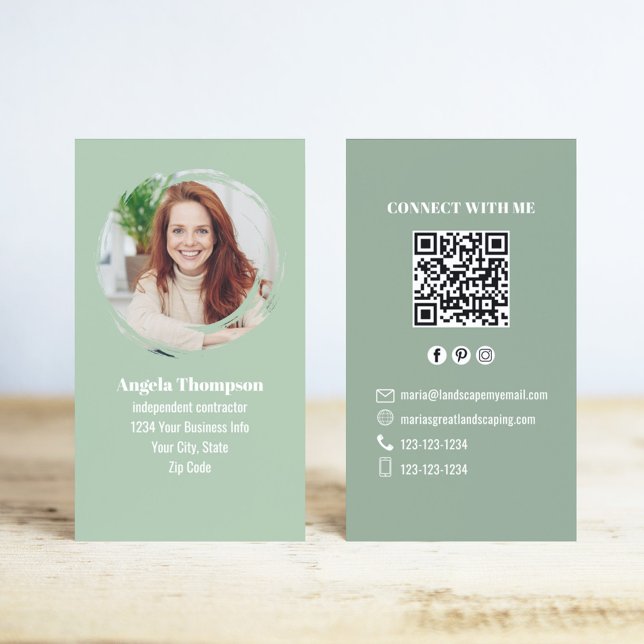 Cartão de Visita QR Code Foto Verde Conecte-se Com (Green photo business card with QR code template.)