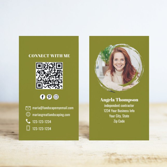 Cartão de Visita QR Code Foto Verde Conecte-se Com (Green Modern Photo Business Cards with a scannable QR code template.)