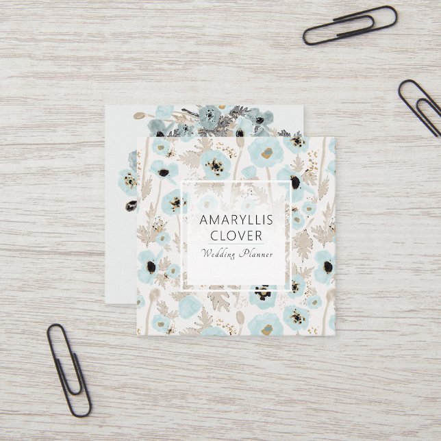 Cartão De Visita Quadrado Belo Creme Azul Negra Poppies Pretos Floral (Beautiful Blue Taupe Cream Black Poppies Floral Square Business Card from Studio Posies. )