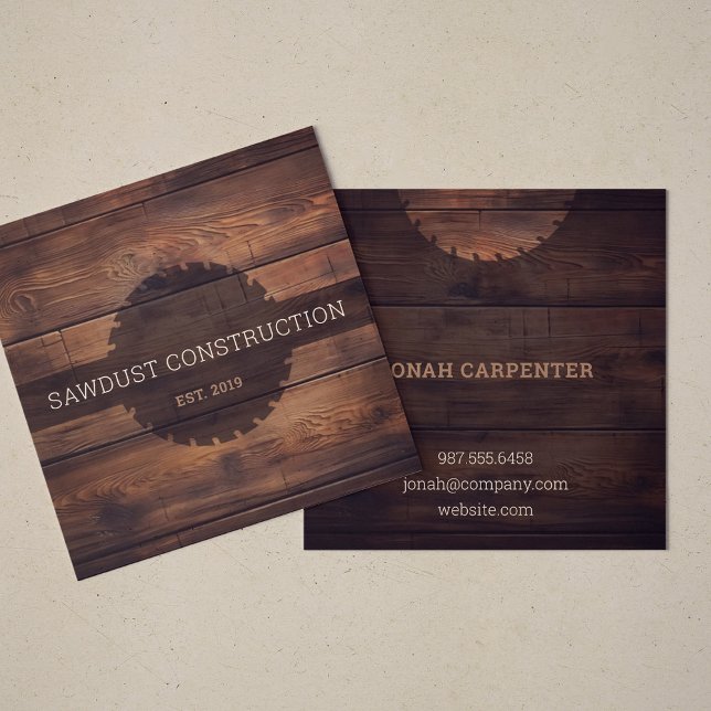 Cartão De Visita Quadrado Construção Carpinteiro Madeira russa escura de mad (Dark wood timber square business cards with saw design for construction, builders and carpenters.)