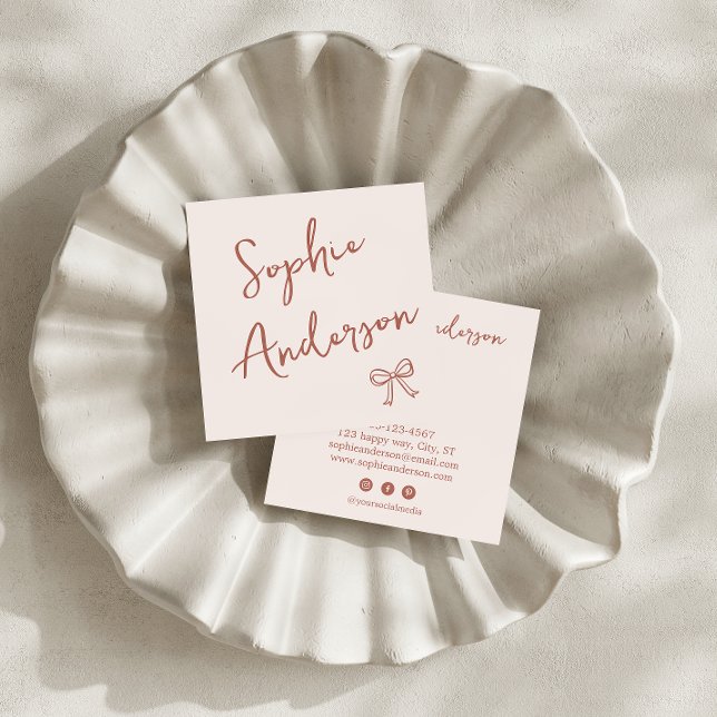Cartão De Visita Quadrado Elegant Blush Pink Script with Bow        (Criador carregado)