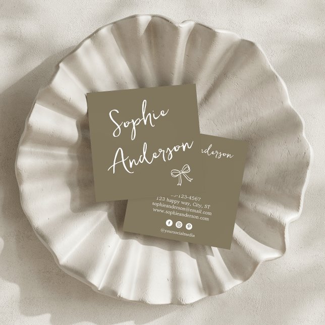 Cartão De Visita Quadrado Elegant Earthy Olive Script Bow       (Criador carregado)