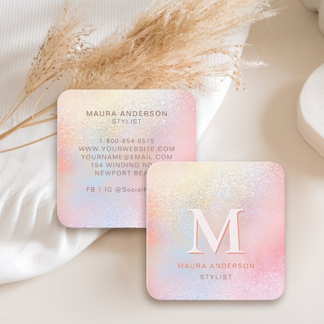 Cartão De Visita Quadrado Elegante Holográfico Blush Rosa Moderno Monograma  (holographic business card square pink blush monogram hairdresser stylist artist lash nails makeup)