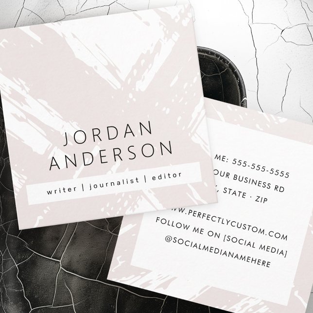 Cartão De Visita Quadrado Escoamento mínimo moderno de cinzas de rosa pálida (Modern minimal pale rose gray brushstrokes square business card)