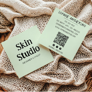 Cartão De Visita Quadrado Estúdio de Pele Minimalista Verde Salvia Código Qr