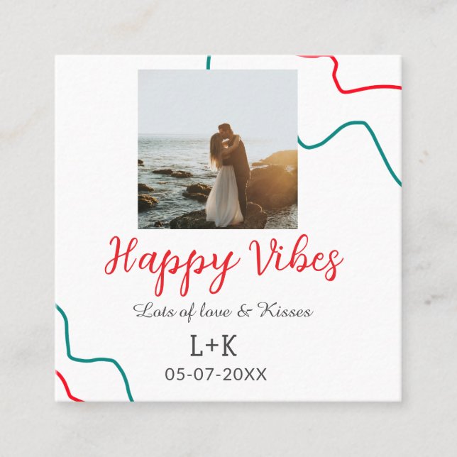 Cartão De Visita Quadrado Feliz Vibes, casal de feriado, data do casamento v (Frente)