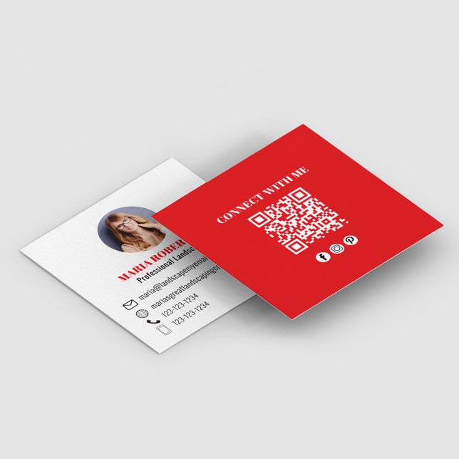 Cartão De Visita Quadrado Foto de Mídia Social de Código QR Moderno Vermelho (Minimalist modern square simple red business card.)