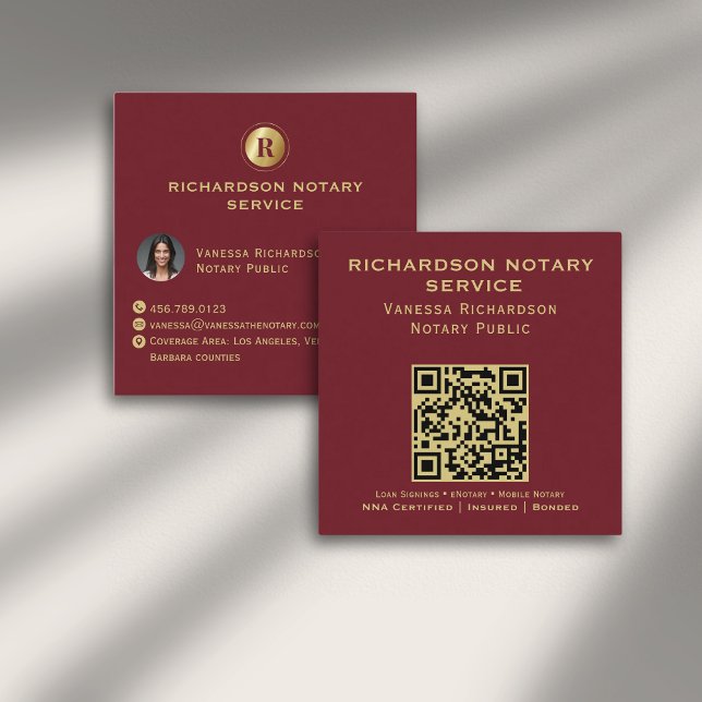 Cartão De Visita Quadrado Foto QR Notária Elegante de Monograma Dourado Verm (Criador carregado)
