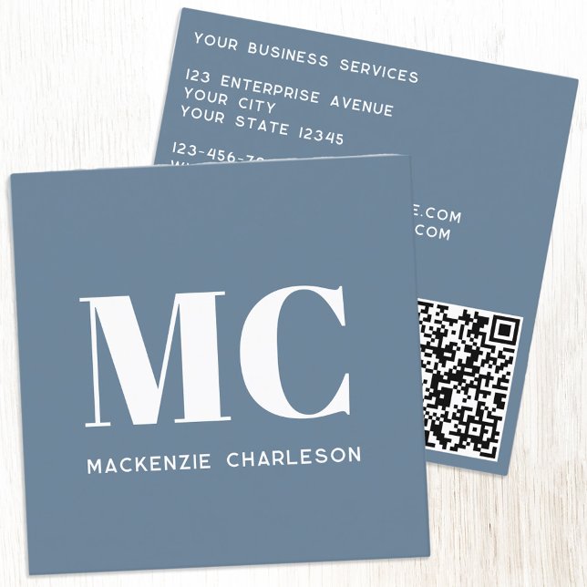 Cartão De Visita Quadrado Iniciais de Monograma Moderno Código QR Cinza Azul (Minimalist monogram initials QR code dusty blue gray professional square business card)