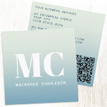 Cartão De Visita Quadrado Iniciais do Monograma Moderno Gradiente do Código<br><div class="desc">Design inicial do monograma minimalista da tipografia moderna. Fundo de gradiente de chá. Altere todo o texto e o endereço do site de destino do código QR para personalizar. Elegante,  minimalista e profissional para dar vantagem à sua empresa.</div>