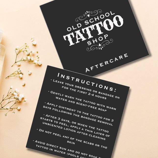 Cartão De Visita Quadrado Instruções mínimas para o acompanhamento do artist (Minimal Bold Tattoo Artist Aftercare Instructions Square Business Card)