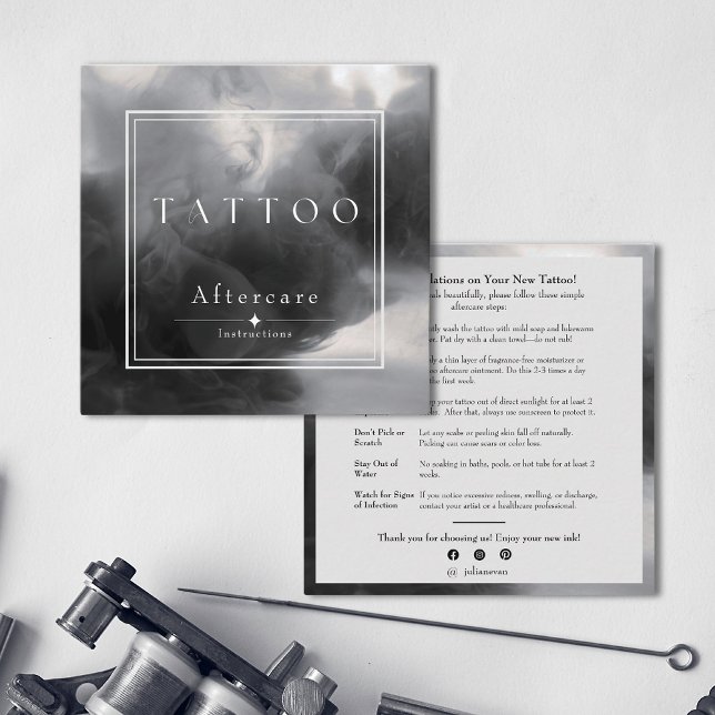 Cartão De Visita Quadrado Instruções para cuidados pós-tratamento da tatuage (Mystical Black Ink Tattoo Aftercare Instructions Square Business Card)