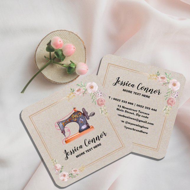 Cartão De Visita Quadrado Máquina de costura Creme esbranquiçado Fundo (#zazzlemade #machine #sewing #tailorbusinesscard #flowersandmachine #pinkfloral #girlybusinesscard)