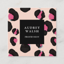 Menina rosa-de-costas roxa com impressão leopardo