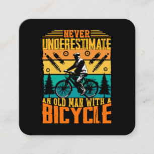 Cartão De Visita Quadrado Nunca Subestime um Homem Velho numa Bicicleta