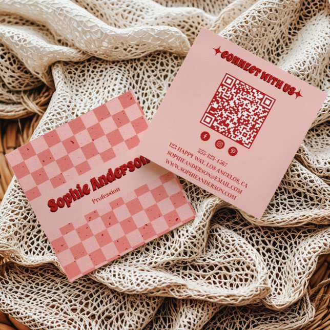 Cartão De Visita Quadrado Retro Pink & Red Checkerboard with QR Code (Criador carregado)