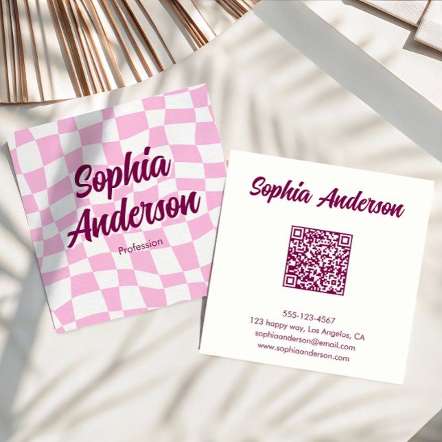 Cartão De Visita Quadrado Trendy Pink Checkerboard with QR Code (Criador carregado)