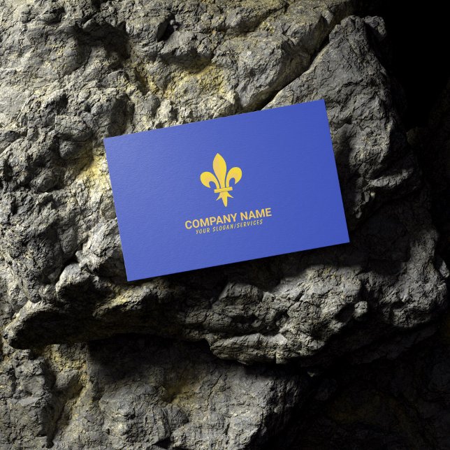 Cartão de visita Real Azul com Fleur de Lis Dourad (Gold Fleur de Lis on Royal Blue Business Card lying on a rock)