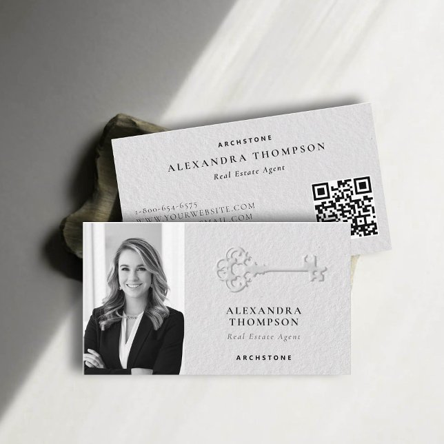 Cartão De Visita Real Estate Faux Emboscada Key Black White Photo (real estate professional business card photo qr code black white chic elegant faux embossed luxury)