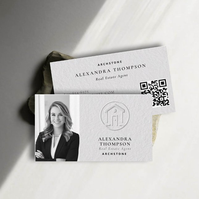 Cartão De Visita Real Estate Faux Embossou Black White Foto Moderna (real estate professional business card photo qr code black white modern elegant faux embossed luxury)