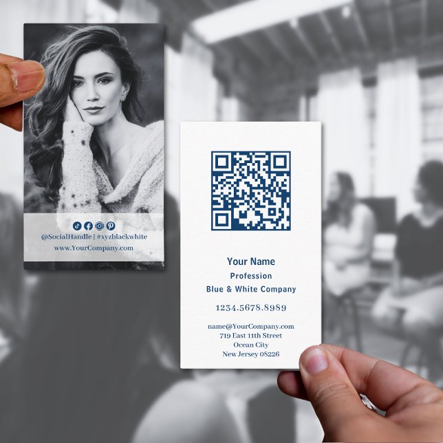 Cartão De Visita Retrato Azul e Branco Elegante (Elegant Blue & White Portrait Business Card with QR code and Photo)