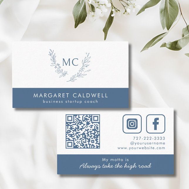 Cartão De Visita Rua Monograma Dusty Blue (Dusty Blue Monogram Wreath Social Media QR Code Business Card with Tagline)