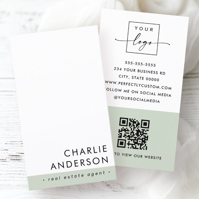 Cartão De Visita Sage de código QR mínimo moderno verde branco (Modern minimal QR code sage green white vertical Business Card)