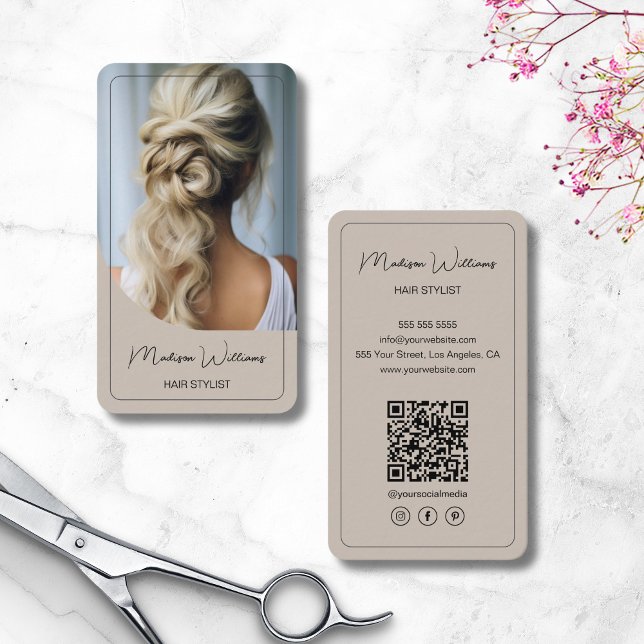 Cartão De Visita Salão Beige do Leão de Esquadra Moderno (Modern Script Hair Stylist Salon Beige Business Card)