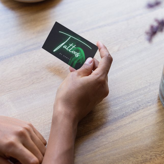 Cartão De Visita Script manuscrito de tatuagens neon e fumaça verde (Criador carregado)