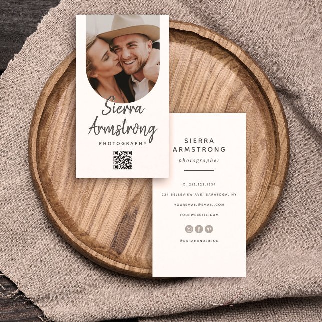 Cartão De Visita Script Moderno Tipografia Fotógrafo Código QR (Criador carregado)
