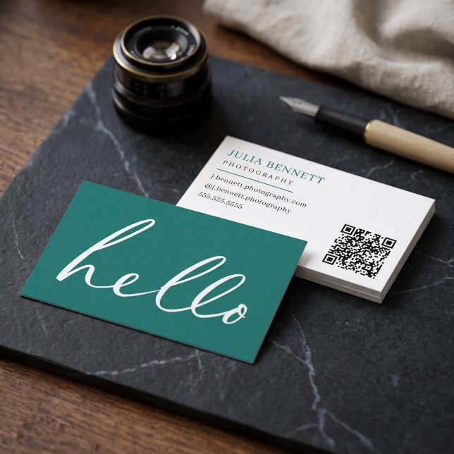 Cartão De Visita Script "Olá" Moderno (Simulated business cards on table)