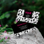 Cartão De Visita Stylist para o cabelo chic<br><div class="desc">Cartão de visita de cabelos chic em preto,  branco e magenta com um padrão de silhueta de ferramentas cabeleireiras.</div>