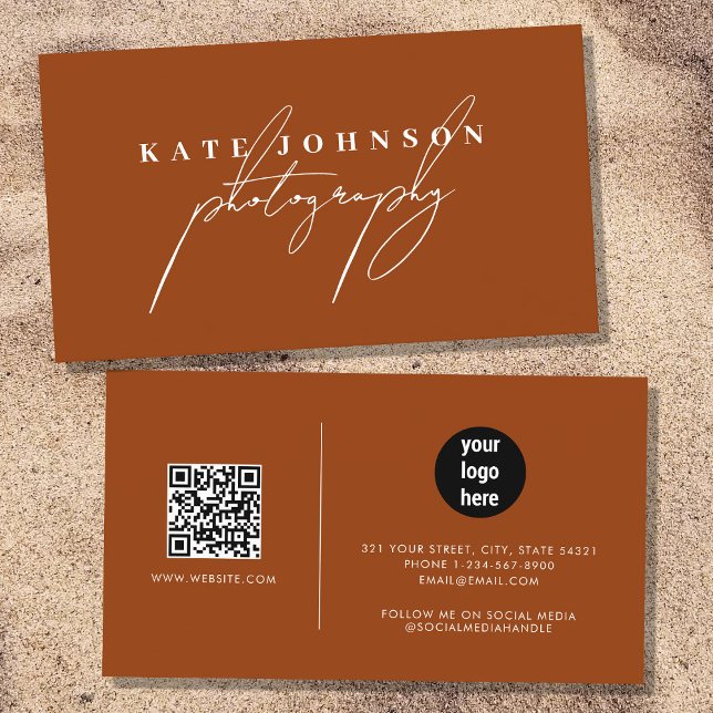 Cartão De Visita Terracotta Script de Assinatura QR Código de Mídia (Terracotta Signature Script QR Code Social Media Business Card)