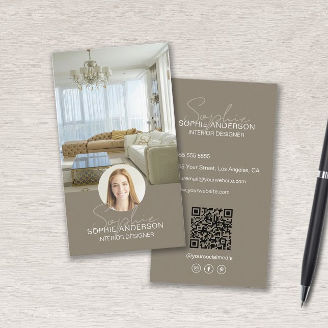 Cartão De Visita Texto do Nome do Script QR do Designer Interior (Interior Designer Photo QR Script Name Taupe Business Card)