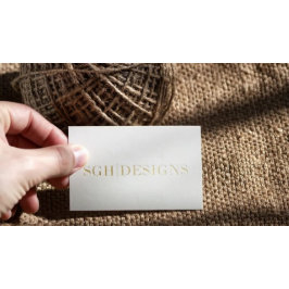 Cartão De Visita Texto em relevo mínimo branco e Dourado do moderno