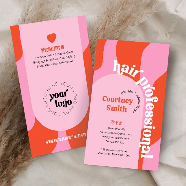 Cartão De Visita Trendy Groovy Pink e Red Hair Salon Hairdresser (Trendy pink and red hair stylist business cards with unique arch background and retro groovy fonts)