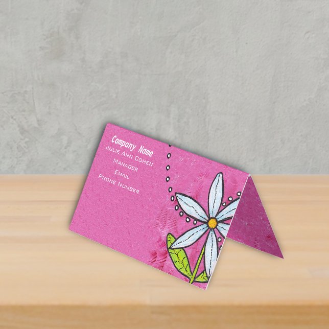 Cartão De Visita Verde-margarida branca brilhante deixa pontos a ro (Whimsical daisy flower with leaves on bright pink standing business card.)