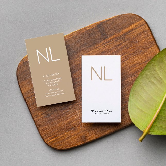 Cartão De Visita Vertical Moderna Mínima Moderna e Monograma Tan (Taupe white stylish modern vertical monogram both side print business card cover photo)