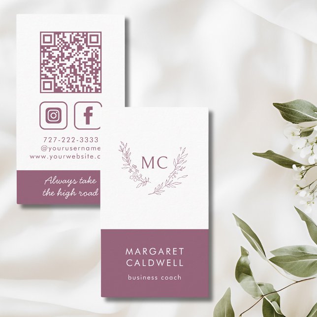 Cartão De Visita Vertical, Verso do Monograma Roxo Roxo (Dusky Purple Monogram Wreath Social Media Vertical Business Card)