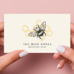 Cartão De Visita Vintage Honeybee Beekeeper<br><div class="desc">Este cartão de visita de tendência apresenta um logotipo de abelha antiga com uma abelha preta de mel contra um fundo amarelo de mel. O design perfeito para apicultores e empresas apiênicas. Personalize-o hoje mesmo com seu nome e informações!</div>