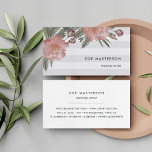 Cartão De Visita Vintage Watercolor Floral Stripe<br><div class="desc">Cartões de visitas subestimadas e elegantes apresentam um buquê de flores de pénia pintadas por aquarelas em tons sujos de rosa poeirento, sobre um fundo de sutis faixas de cinzas. Seu nome e título ou profissão são exibidos no canto inferior direito. Adicione os detalhes de contato do seu cheio, incluindo...</div>